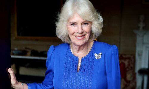 Rainha Camilla celebra 79 anos com novo retrato oficial e joia histórica de Elizabeth II
