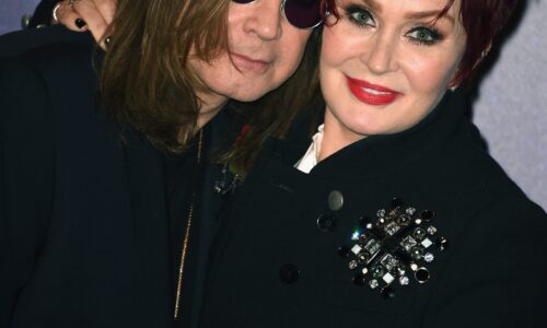 Sharon Osbourne emociona ao homenagear Ozzy no primeiro ano da morte do roqueiro: "Tive que suportar"