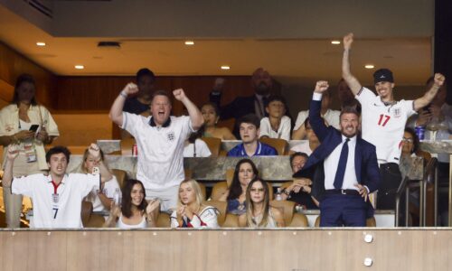 Ao lado da família, Victoria Beckam celebra gol da Inglaterra em semifinal contra a Argentina