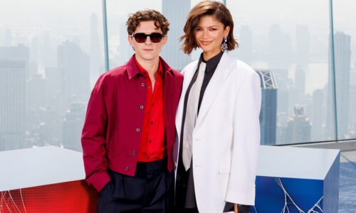 Zendaya rouba a cena com gravata prata e joia temática de Homem-Aranha ao lado de Tom Holland em Nova York