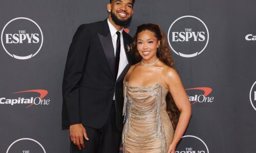 Jordyn Woods impressiona em evento com joia avaliada em quase R$ 2 milhões ao lado de Karl-Anthony Towns