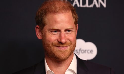 Príncipe Harry corrige James Corden ao vivo e defende tradição britânica durante programa da Copa