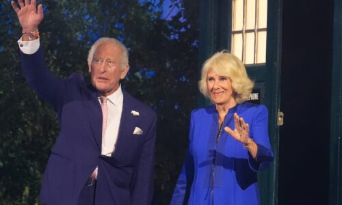 Rei Charles e Rainha Camilla 'viajam no tempo' com a TARDIS de Doctor Who na abertura dos Jogos da Commonwealth