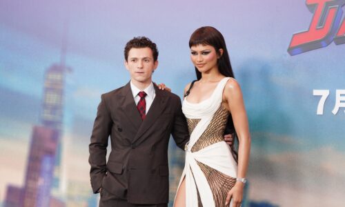 Com pôster exclusivo para a China, Tom Holland e Zendaya esbanjam elegância na première de "Homem-Aranha: Um Novo Dia" em Xangai