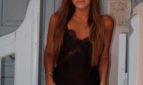 Rafa Justus combina blusa com renda e minissaia de poá em viagem à Grécia