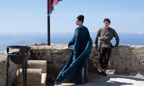 Anne Hathaway exibe barriga da gestação ao comparecer a estreia de "A  Odisseia" em Nova York