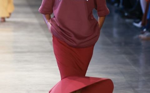 Adeus, baby tee! As camisetas largas estão de volta; confira os modelos que vão dominar o inverno 2026
