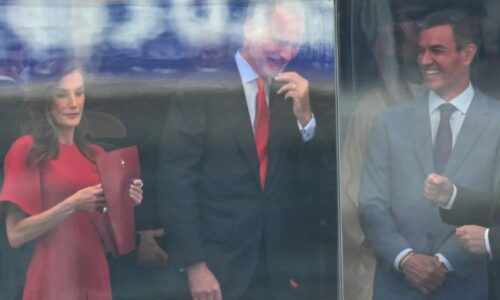 Rei Felipe e rainha Letizia marcam presença na final da Copa e vibram pela Espanha nos Estados Unidos