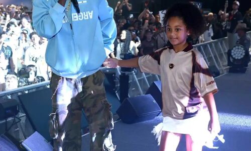 Travis Scott sobe ao palco ao lado da filha com Kylie Jenner, Stormi, durante o Fanatics Fest em Nova York