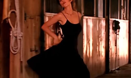 Shania Twain revela bastidores de visual marcante dos anos 90 e relembra fase sem sutiã: “Estava cansada”