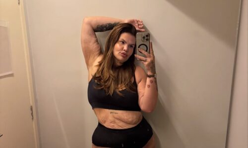 Thais Carla posa de lingerie em selfies no espelho