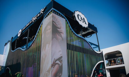 C&A celebra 50 anos no Brasil com experiência imersiva de moda no Rock in Rio