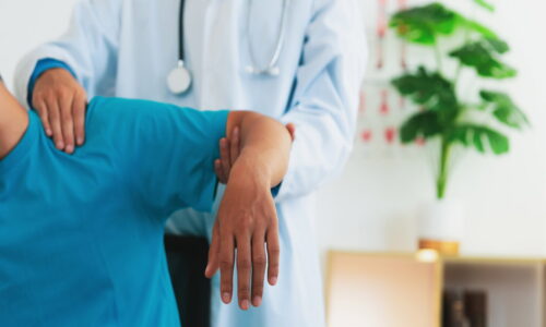 Capsulite adesiva: o que é, sintomas, causas e tratamento