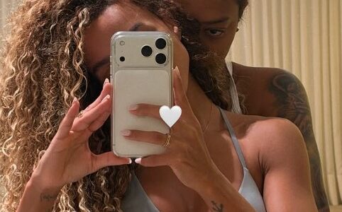 Brunna Gonçalves ganha chamego de Ludmilla em selfie em frente ao espelho
