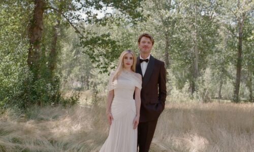 Emma Roberts revela inspiração inusitada para vestido de casamento e ignora críticas