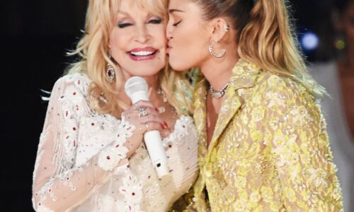 Miley Cyrus revela como Dolly Parton a convenceu a subir ao palco do Grammy: “Eles me prenderam no carro”