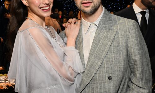 Jack Antonoff ironiza fim de casamento com Margaret Qualley em show: "Leia as notícias"