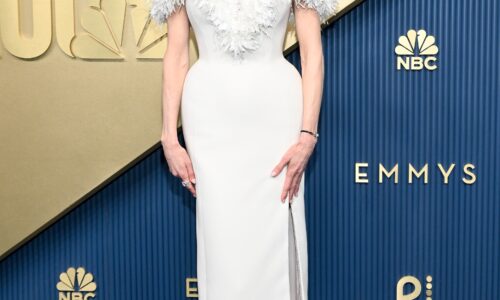 Nicole Kidman aposta em look all white com detalhes de plumas e fenda no Emmy Awards 2026