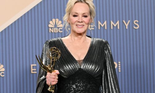 Jean Smart faz história no Emmy 2026, vence por 'Hacks' e empata em recorde histórico de premiações