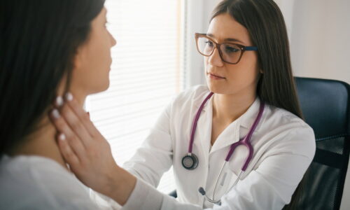 Íngua no pescoço: 9 causas comuns (e como tratar)