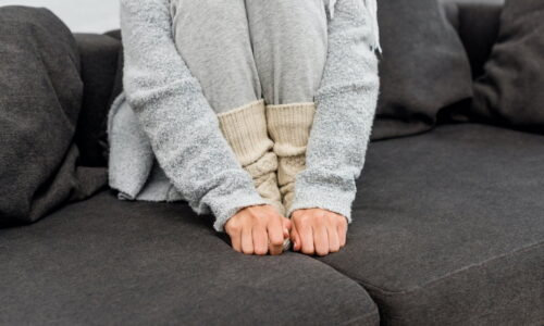 Pés e mãos gelados: 10 principais causas (e o que fazer)