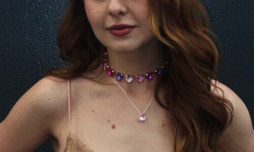 Klara Castanho encanta a web ao apostar em vestido de cetim com fenda e choker de corações