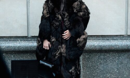 Giulia Be mostra como montar um look de inverno em desfile em Nova York